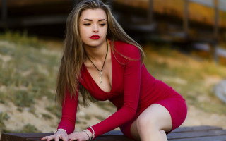 Woman red dress bench posing - her knee free wallpaper for desktop