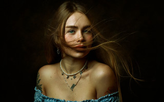 Woman pearls necklace wind renaissance - studio portrait free wallpaper for desktop