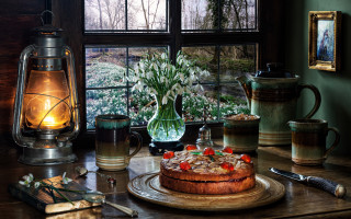 Cake table vase flowers stilllife - a cake free wallpaper for desktop