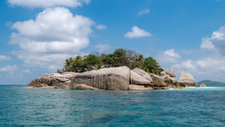 Small island trees ocean blue - a small island free wallpaper for desktop