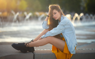 Woman fountain bokeh blonde sitting - a ledge next free wallpaper