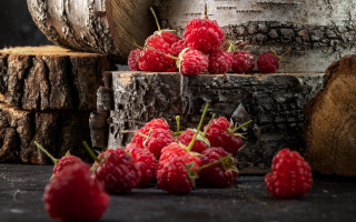 Raspberries wooden table stump log - a bunch of raspberries free wallpaper
