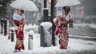 Two women snow umbrellas kimono - umbrella free wallpaper