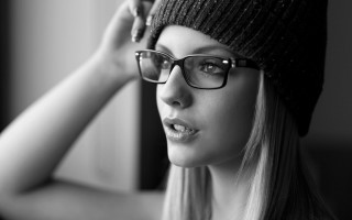 Woman glasses hat beanie blackwhite - glass and a hat free wallpaper