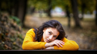 Eszter mattioni park portrait blurry - a bench in a park free wallpaper for desktop