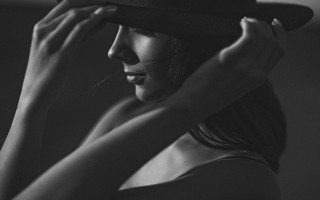 Woman hat posing blackwhite noir - her hat free wallpaper