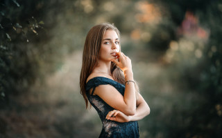 Elina karimova portrait dress brown - her mouth free wallpaper