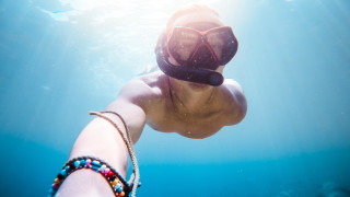 Diver mask chain bracelet underwater - their neck free wallpaper