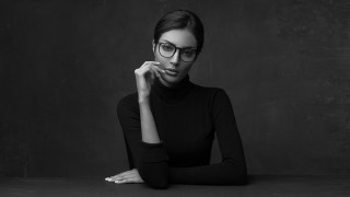 Woman glasses sitting serious blackwhite - her chin free wallpaper for desktop