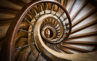 Spiral staircase person looking down - abstract illusionism free wallpaper