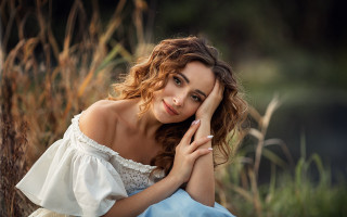 Woman field blurry portrait daphne - her cheek free wallpaper for desktop