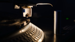 Metal light black background macro - a close up of a metal object free wallpaper