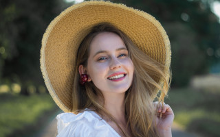 Woman yellow hat smiling tree - a yellow hat free wallpaper for desktop