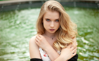 Blonde woman fountain crossed arms - a fountain free wallpaper