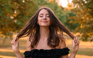 Woman longhair park christmas blurry - a park free wallpaper