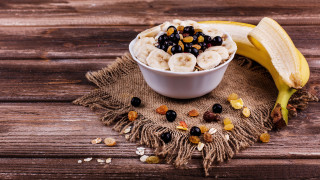 Bowl cereal bananas raisins wooden - a tablecloth free wallpaper