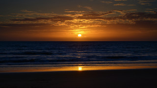 Sunset ocean beach figure gradient - free sunset wallpaper