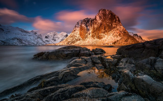 Mountain lake rocks clouds sunset 3 - a body of water in front free wallpaper
