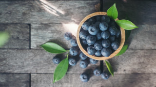 Wooden bowl blueberries wood table - a green leaf free wallpaper