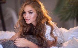 Elina karimova blonde portrait blurry - her lap free wallpaper