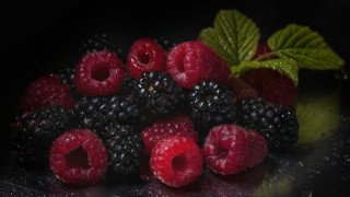 Raspberries blackberries leaves water droplets - the surface free wallpaper