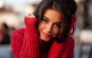 Woman red sweater portrait blurry - a red sweater free wallpaper