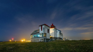 Lighthouse hill night starred sky - a lighthouse free wallpaper