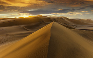 Desert sand dune sunset clouds - a desert free wallpaper