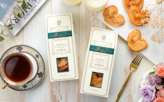 Tea box cookies pastries flowers - product photography free wallpaper