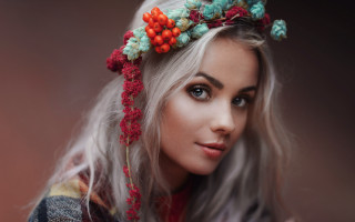 Woman flower crown sweater portrait - a flower crown free wallpaper for desktop