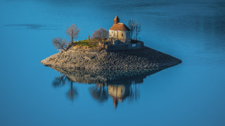 Small island church lake blue - a church free wallpaper