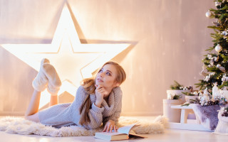 Woman christmas tree blonde socks - the floor next free wallpaper