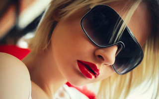 Woman red dress sunglasses bun - a bun free wallpaper