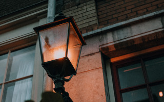 Streetlight building night person Rembrandt - free light wallpaper