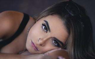 Woman eyelashes eyeliner bed browneyes - her arm free wallpaper for desktop