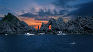 Large rock formation ocean sunset - the water below free wallpaper