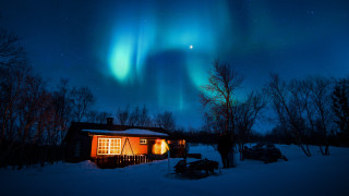 Cabin green aurora snow night - a cabin free wallpaper