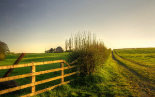 Wooden fence grassy field barn - a barn in the background free wallpaper