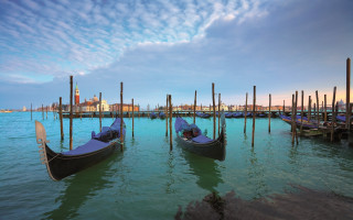 Gondolas pier buildings saturated color - canaletto free wallpaper