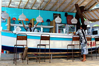 Man boat bar chairs counter - a bar free wallpaper