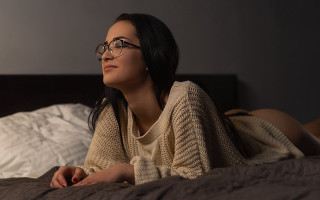 Woman bed blurry fishnets glasses - a blanket free wallpaper