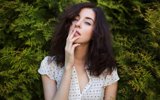 Woman posing bush hands mouthed - a bush free wallpaper for desktop