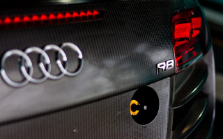 Car emblem tiltshift depthoffield fence - rear free wallpaper