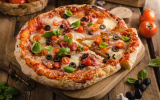 Pizza olives tomatoes wooden board - tomato free wallpaper