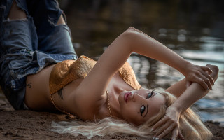 Woman blonde jeans water fashion - the ground next free wallpaper