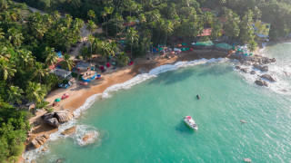 Boat beach palm house tiltshift - free beach wallpaper