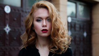 Woman redlipstick blackshirt building star - outside a building free wallpaper