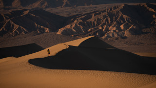 Desert dune person mountains sunset - amir zand free wallpaper