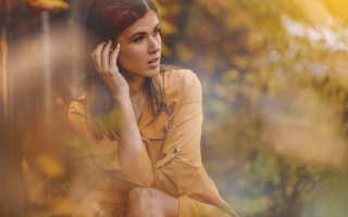 Woman yellow dress bench autumn - her ear free wallpaper