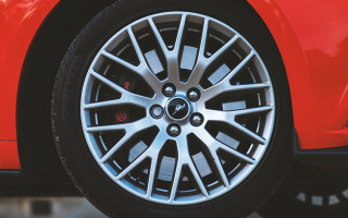 Red car wheel cobra rim - a black stripe free wallpaper for desktop
